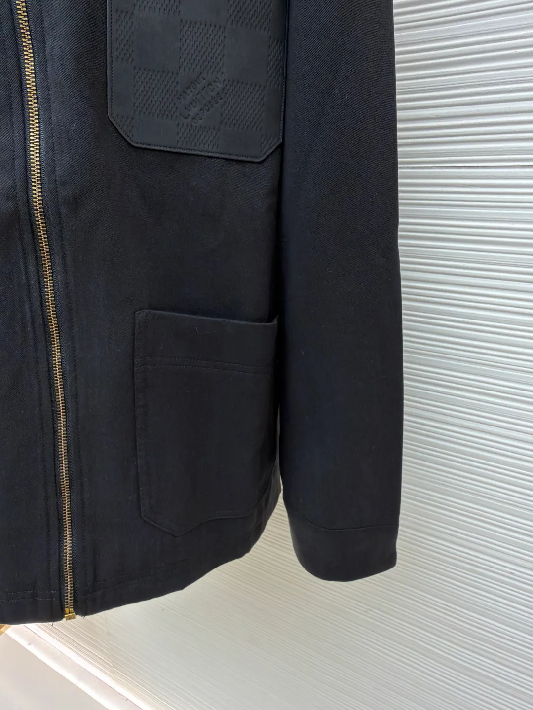 LOUIS VUITTON checkerboard pocket zipper jacket ●Item number: 1682123-B50 ●Material: cotton twill fabric ●Technology: heat-pressed lamination ●Color: black ●Version: fitted version ●Weight: about 860 grams ●Size: S-M-L-XL ●Description: This Louis Vuitton black lapel zipper jacket shows the brand's exquisite craftsmanship. The body is made of high-density twill fabric. It has been pre-shrunk and shaped and ironed to give the fabric a crisp silhouette and wrinkle resistance, smooth touch and excellent wear resistance. The placket is equipped with a customized metal zipper. The zipper teeth are precision polished and gold-plated, making it smooth and durable. The zipper head is engraved with the brand's classic logo, and the details highlight the texture. The body pockets are made with welt bag technology, and the edges of the pockets are reinforced with double-needle stitching, which not only ensures practicality but also makes the fit neater. The chest patch pockets are spliced ​​with fabrics of different textures, and the hot-pressing lamination process makes the splices smooth and free of glue marks. The lapel part has been three-dimensionally cut and hand-drawn to fit the neck line and is not easily deformed. Every stitch follows strict stitch length standards, perfectly combining simple design with exquisite craftsmanship. The overall wiring is straight and delicate, the fabric is comfortable and soft, and the color is consistent without color difference. It can be matched with the same style to create a fashionable look and control various occasions. Customized accessories, complete with three standards, same style for men and women!